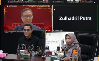 Anggota Bawaslu Provinsi Kepulauan Febriadinata di dampingi Maryamah pada kegiatan Rakor Pengawasan Data Partai Politik Berkelanjutan,dan sambutan yang disampai ketua bawalsu kepri melalui zoom meeting 