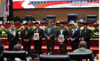 Anggota Bawaslu Provinsi Kepulauan Riau, Febriadinata, menghadiri Rapat Paripurna DPRD Provinsi Kepulauan Riau dalam agenda Penyampaian Laporan Hasil Pemeriksaan (LHP) Badan Pemeriksa Keuangan Republik Indonesia (BPK RI) atas Laporan Keuangan Pemerintah Daerah (LKPD) Pemerintah Provinsi Kepulauan Riau yang dilaksanakan di Ruang Rapat Utama Balairung Raja Chalid hitam DPRD Provinsi Kepulauan Riau, Senin (22/6/2026).