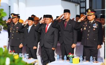 Ketua Bawaslu Kepri, Zulhadril Putra hadiri Upacara Peringatan Hari Lahir Pancasila 01 Juni 2026 di Halaman kantor Gubernur Kepulauan Riau Dompak.
