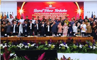 Foto bersama Rapat Pleno Terbuka Penetapan Rekapitulasi Pemutakhiran Data Pemilih Berkelanjutan (PDPB) Tingkat Nasional Semester I Tahun 2026 yang diselenggarakan oleh Komisi Pemilihan Umum (KPU) Republik Indonesia di Jakarta, Senin (20/7/2026).