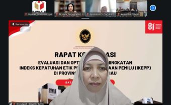Anggota Bawaslu Provinsi Kepulauan Riau, Dr. Rosnawati, M.A., saat menjadi narasumber dalam Rapat Koordinasi Evaluasi dan Optimalisasi Peningkatan Indeks Kepatuhan Etik Penyelenggara Pemilu (IKEPP) di Provinsi Kepulauan Riau, Selasa (11/8/2026).