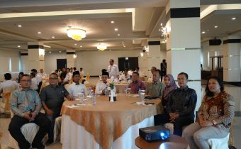 Anggota Bawaslu Provinsi Kepulauan Riau, Maryamah (tengah), foto bersama menghadiri pembukaan Uji Kompetensi Wartawan (UKW) yang diselenggarakan Komunitas Jurnalis Kepri (KJK) bekerja sama dengan Lembaga Uji Kompetensi Wartawan (LUKW) Universitas Pembangunan Nasional (UPN) Veteran Yogyakarta di Hotel CK Tanjungpinang, Sabtu (29/8/2026).