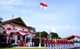 Ketua Bawaslu Provinsi Kepulauan Riau, Zulhadril Putra, menghadiri Upacara Peringatan Hari Ulang Tahun (HUT) ke-81 Kemerdekaan Republik Indonesia tingkat Provinsi Kepulauan Riau, Senin (17/8/2026).