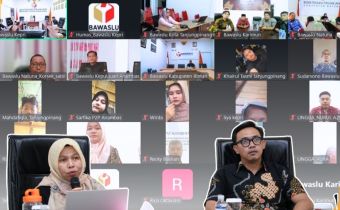 anggota bawaslu kepri Dr. Maryamah, M.Pd.I dan Kabag Pengawasan dan humas Bawaslu kepri dalam kegiatan Evaluasi Pelaksanaan Pendidikan Pengawas Partisipatif (P2P) se-Provinsi Kepulauan Riau secara daring melalui Zoom Meeting, Kamis (10/9/2026)