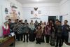 Anggota Bawaslu Kepri, Maryamah berFoto bersama ketua dan anggota bawaslu kota Tanjungpinang dan peserta kegiatan Pendidikan Pengawasan Partisipatif (P2P)